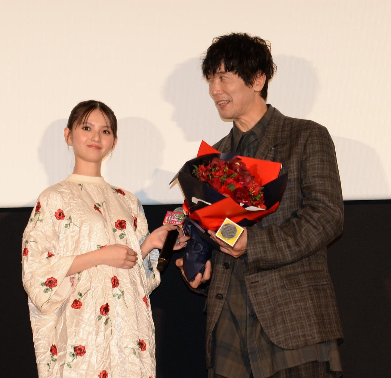 佐々木蔵之介に花束を贈った齋藤飛鳥
