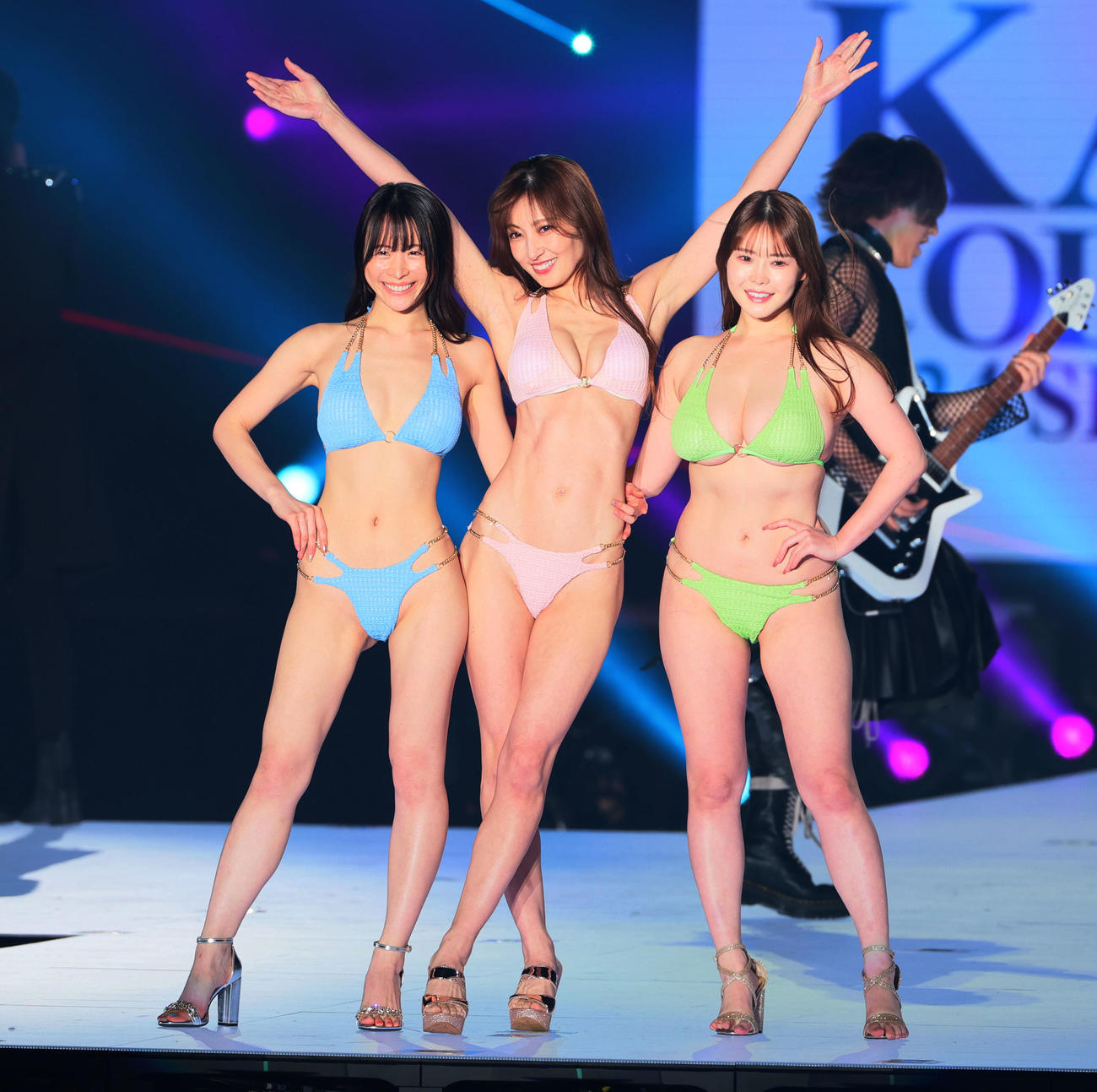 ランウエーでポーズを決める熊田曜子（中央）ら（撮影・加藤哉）