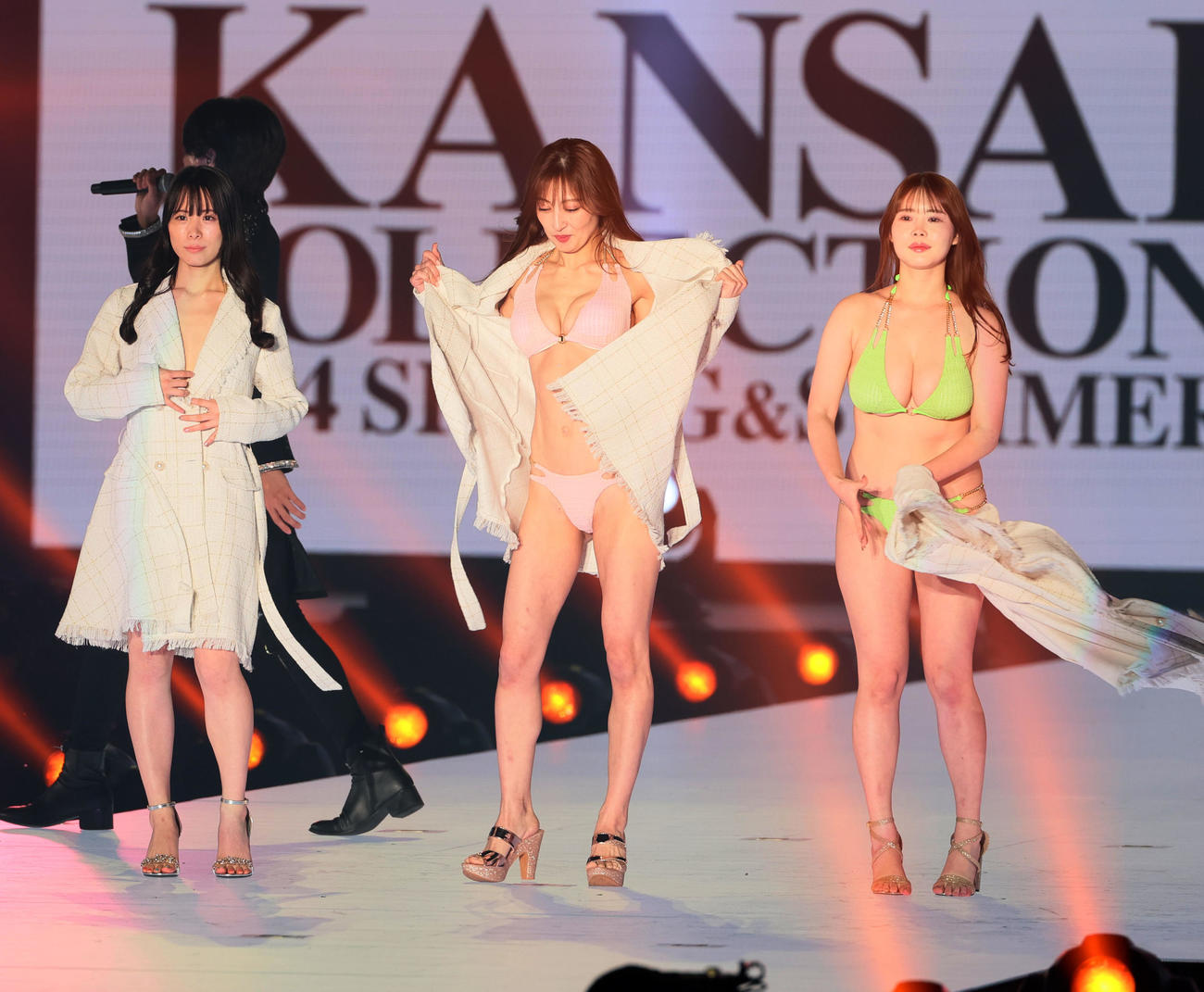 ランウエーに登場した熊田曜子（中央）ら（撮影・加藤哉）
