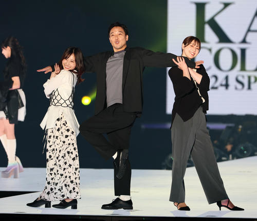 ランウエーでポーズを決める左から佐藤佳奈アナウンサー、立田恭三アナウンサー、虎谷温子アナウンサー（撮影・加藤哉）