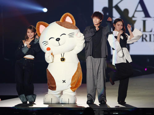 招き猫とポーズを決めるばんばんざいの3人（撮影・加藤哉）