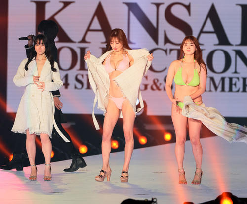 ランウエーに登場した熊田曜子（中央）ら（撮影・加藤哉）