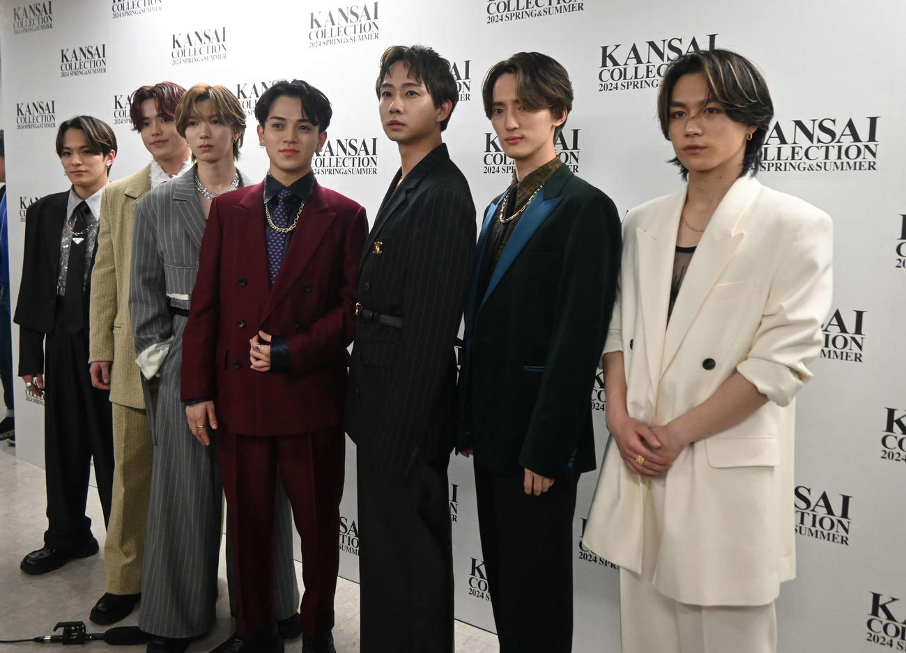 ステージ前に取材に応じるTravis Japan（撮影・松浦隆司）