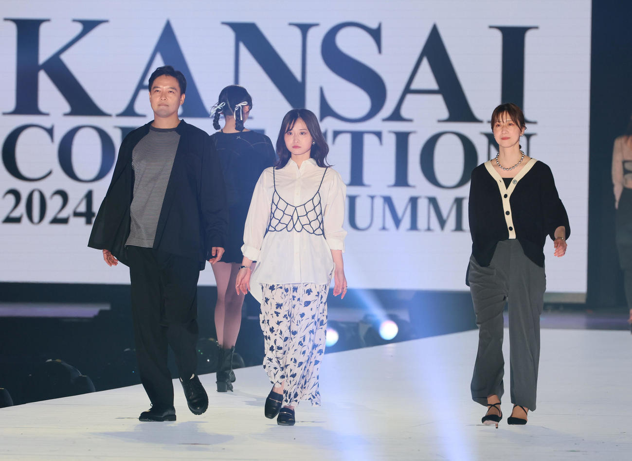 関西コレクション　ランウエーを歩く左から立田恭三アナウンサー、佐藤佳奈アナウンサー、虎谷温子アナウンサー（撮影・加藤哉）