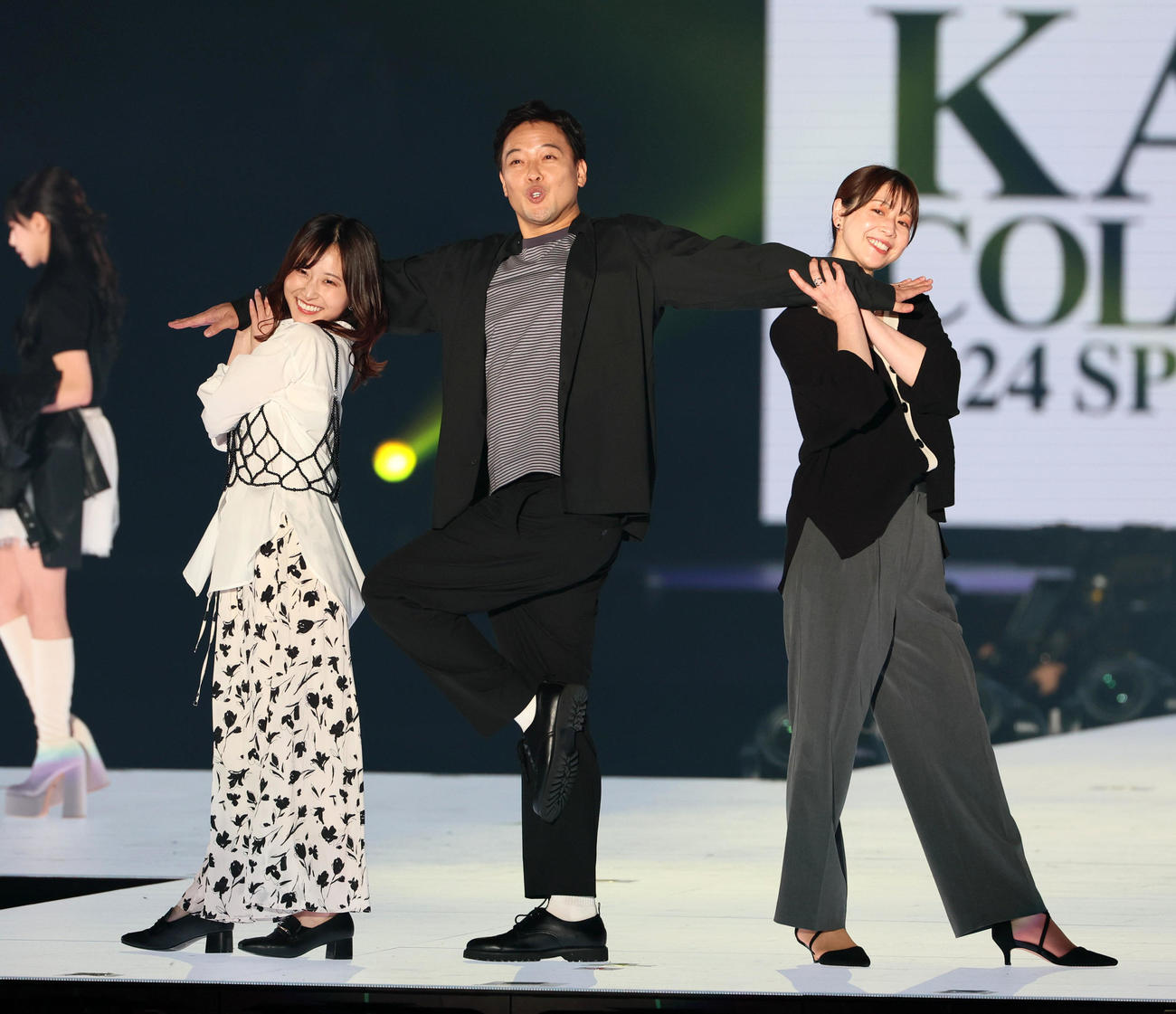 関西コレクション　ランウエーでポーズを決める左から佐藤佳奈アナウンサー、立田恭三アナウンサー、虎谷温子アナウンサー（撮影・加藤哉）