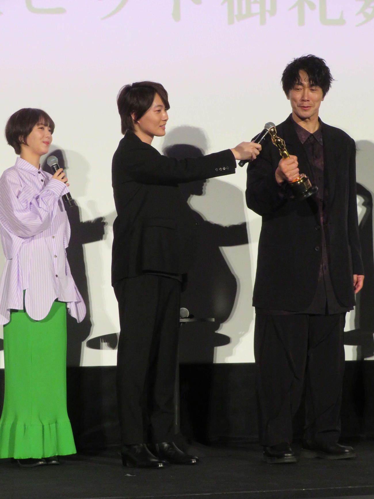 「ゴジラ－1．0」米アカデミー賞受賞記念舞台あいさつでオスカー像を手にした佐々木蔵之介（右）と、マイクを向ける浜辺美波（左）と神木隆之介（撮影・村上幸将）