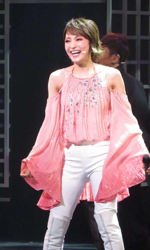 望海風斗、アンジェラ・アキ提供曲を初披露　女優と歌手“二刀流”「三振恐れず振り続けたい」