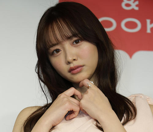 森香澄、真っ赤なドレスに真っ白な顔の対比美「顔ちっちゃ」「盛れてる」「赤めっちゃお似合い」