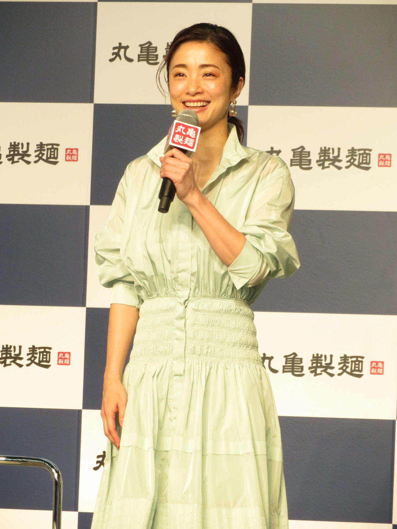 丸亀製麺「麺職人を全国全ての店に配置完了」発表会に出席した上戸彩
