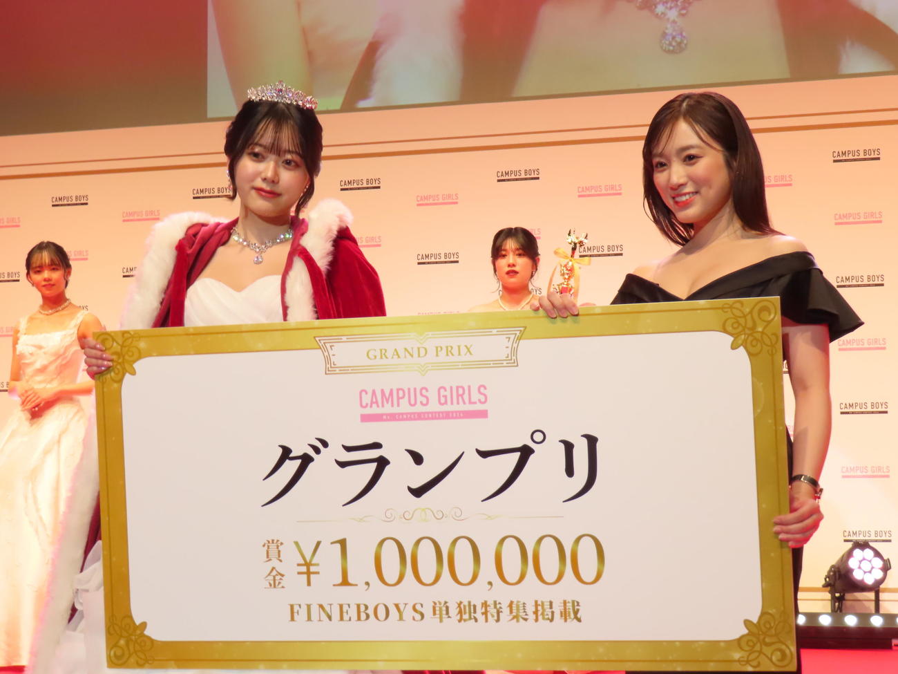 「CAMPUS GIRLS 2024」授賞式に出席した矢吹奈子（右）。左はグランプリの山田瑠々さん（撮影・横山慧）