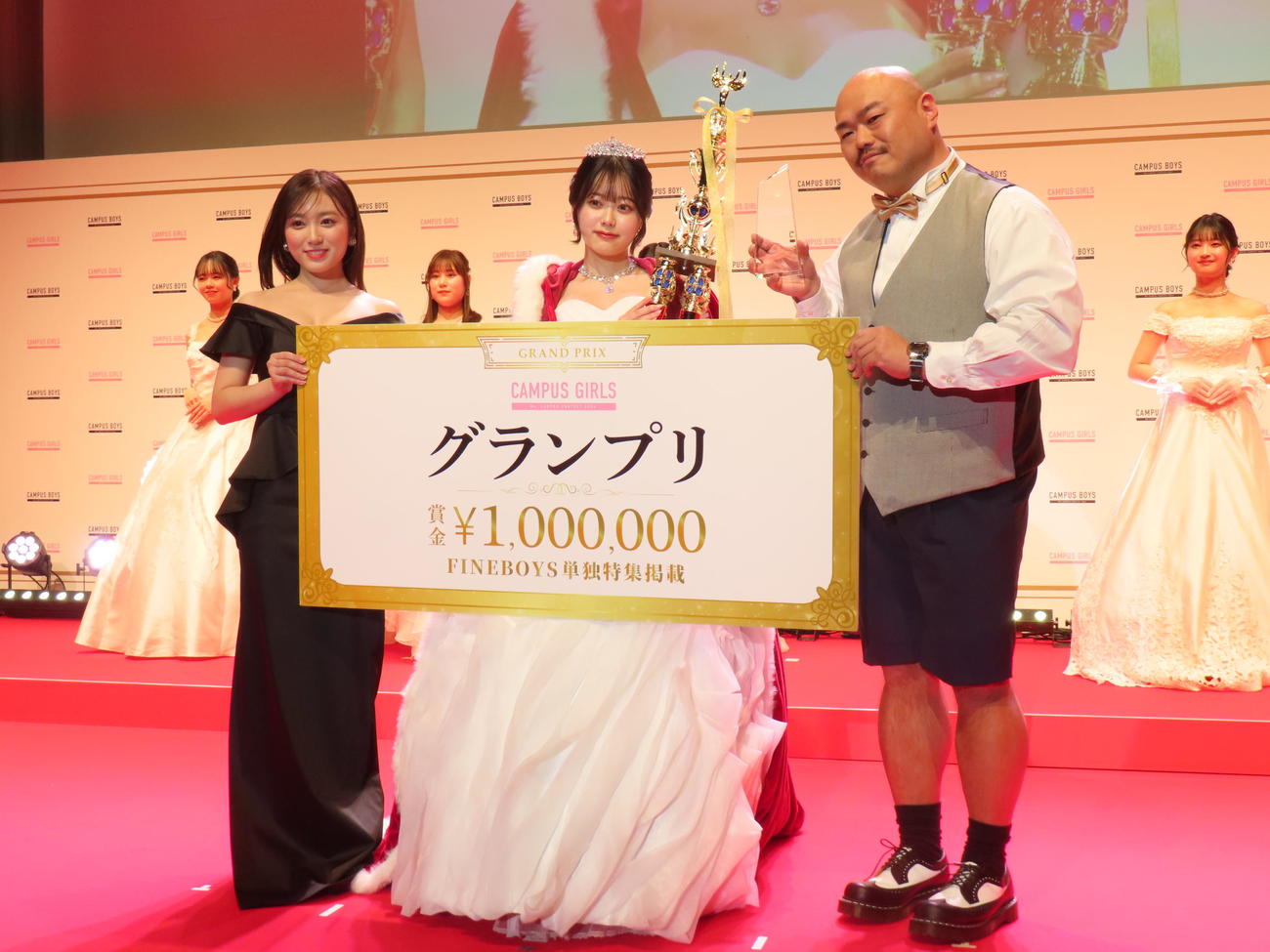 「CAMPUS GIRLS 2024」授賞式に出席した矢吹奈子（左）とクロちゃん（右）。中央はグランプリの山田瑠々さん（撮影・横山慧）