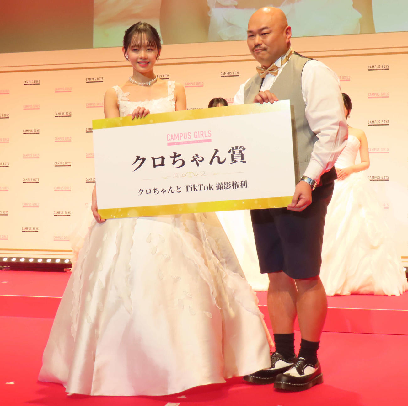 「CAMPUS GIRLS 2024」でクロちゃん賞に輝いたかれんさん（左）とポーズするクロちゃん（撮影・横山慧）