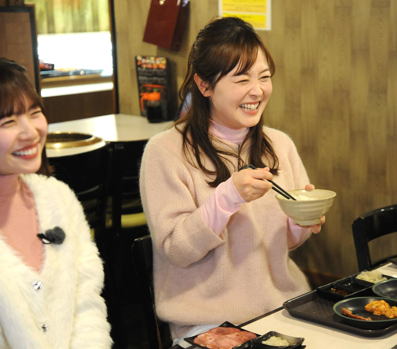 日本テレビのバラエティー番組「春日ロケーション」のロケで訪れた東京・小平市内の焼き肉店で食事する水卜麻美アナウンサー（右）。左は日向坂46松田好花（撮影・松尾幸之介）