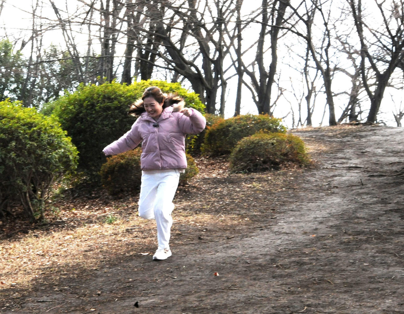 東京・小平市内の公園の坂道をダッシュしながら登場する水卜麻美アナウンサー（撮影・松尾幸之介）