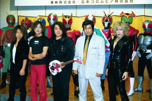 ベーシスト寺沢巧一、思い出のレッドカーペット　仮面ライダーや野村義男らとの写真を公開