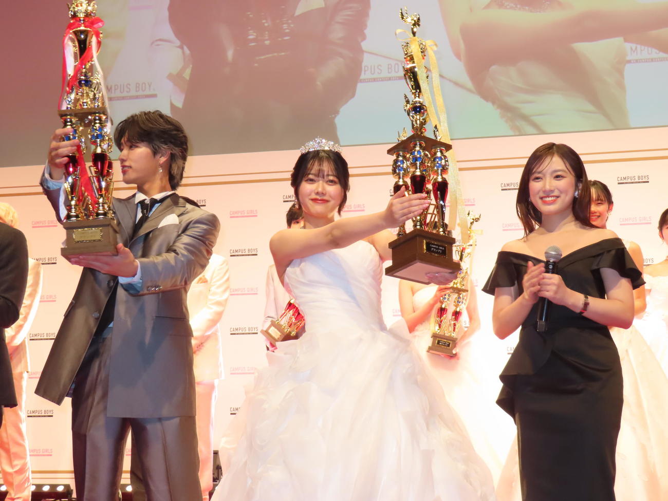 「CAMPUS BOYS 2024」「CAMPUS GIRLS 2024」授賞式に出席した矢吹奈子（右）。左から、グランプリの田中学人さん、山田瑠々さん（撮影・横山慧）