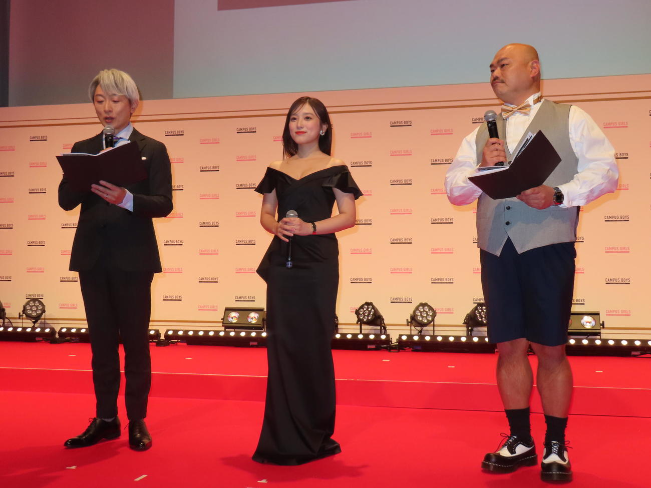 「CAMPUS BOYS 2024」「CAMPUS GIRLS 2024」授賞式に出席した（左から）登坂淳一アナウンサー、矢吹奈子、クロちゃん（撮影・横山慧）