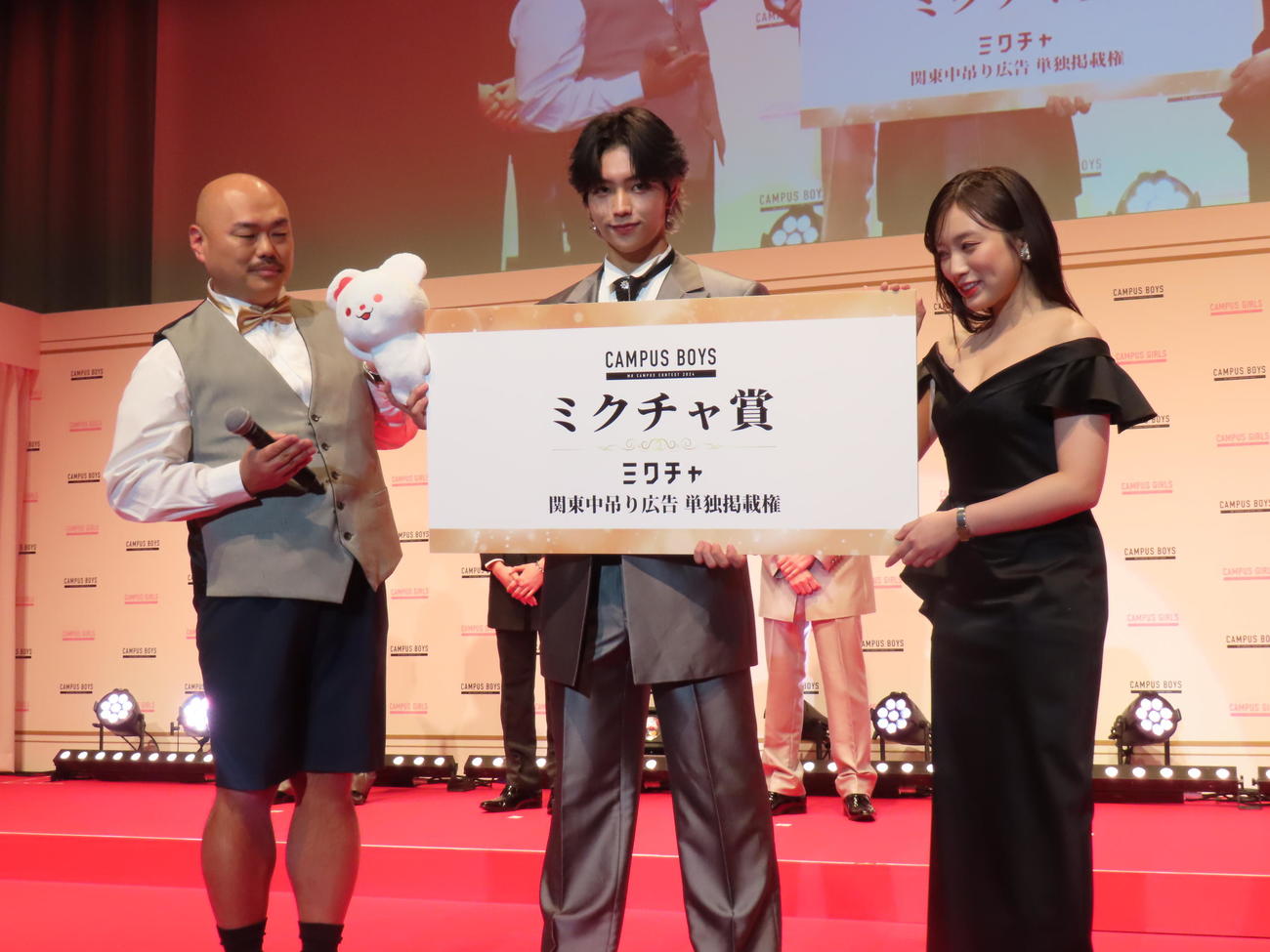 「CAMPUS BOYS 2024」「CAMPUS GIRLS 2024」授賞式に出席したクロちゃん（左）と矢吹奈子（右）。中央は田中学人さん（撮影・横山慧）