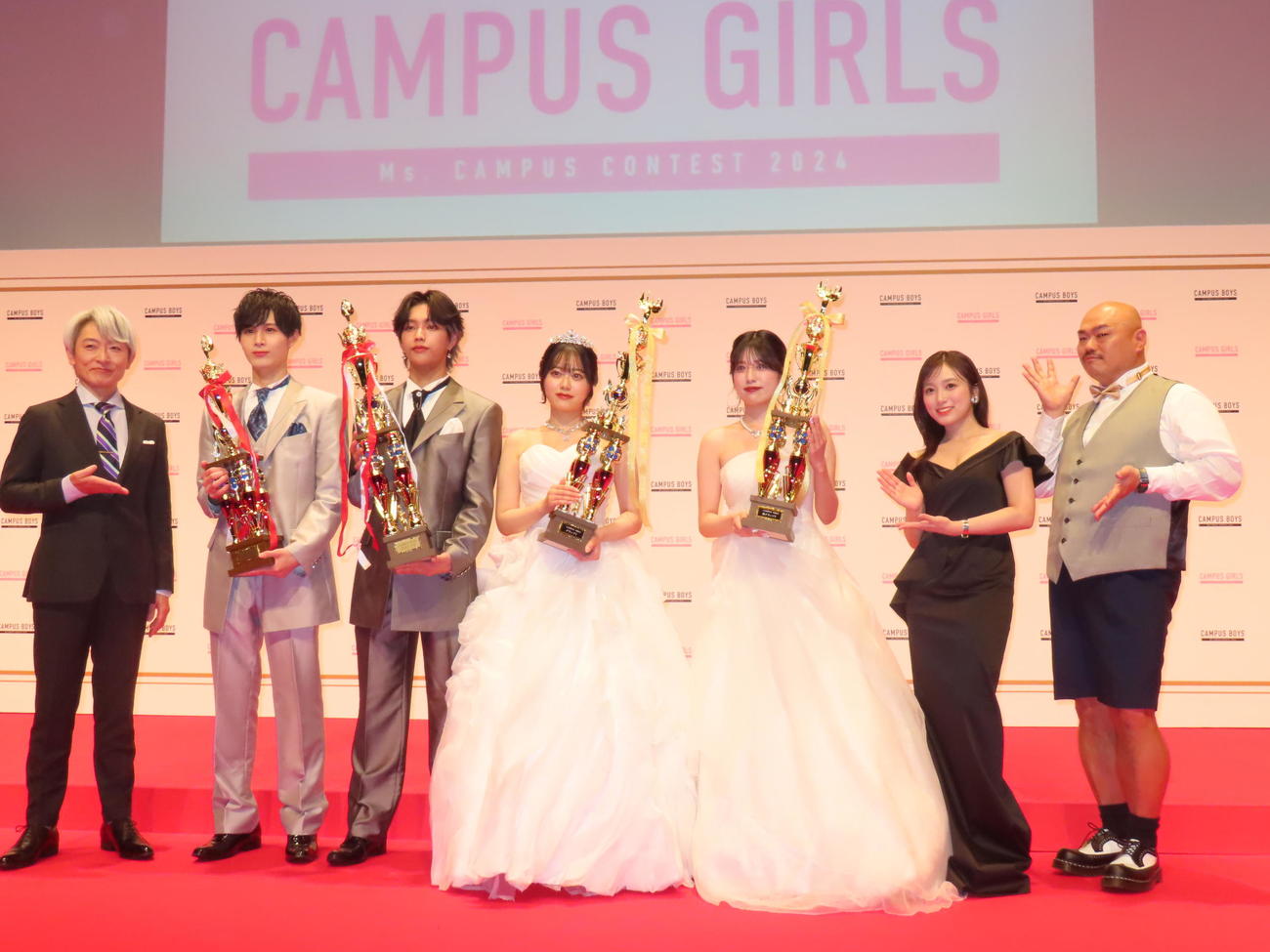 「CAMPUS BOYS 2024」「CAMPUS GIRLS 2024」授賞式に出席した登坂淳一アナウンサー（左）とクロちゃん（右）、矢吹奈子（右から2人目）（撮影・横山慧）