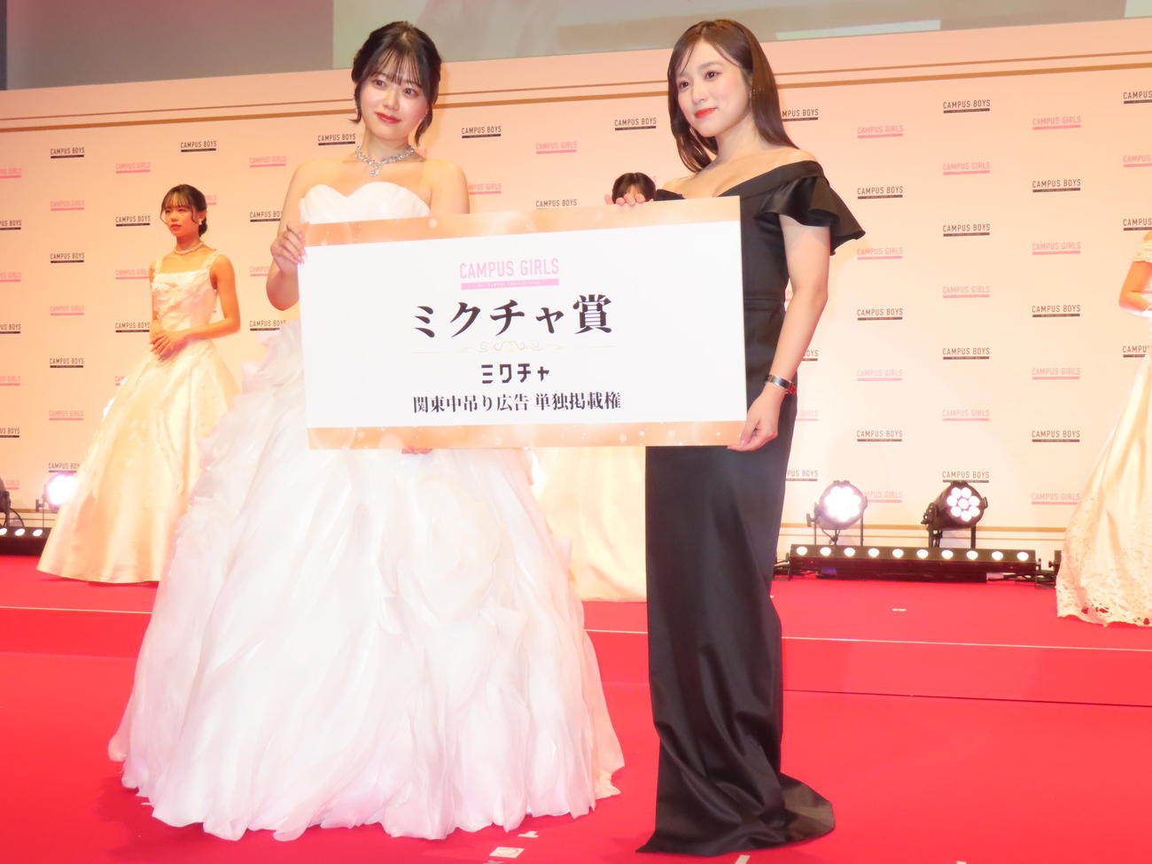 「CAMPUS GIRLS 2024」授賞式に出席した矢吹奈子（右）。左は山田瑠々さん（撮影・横山慧）