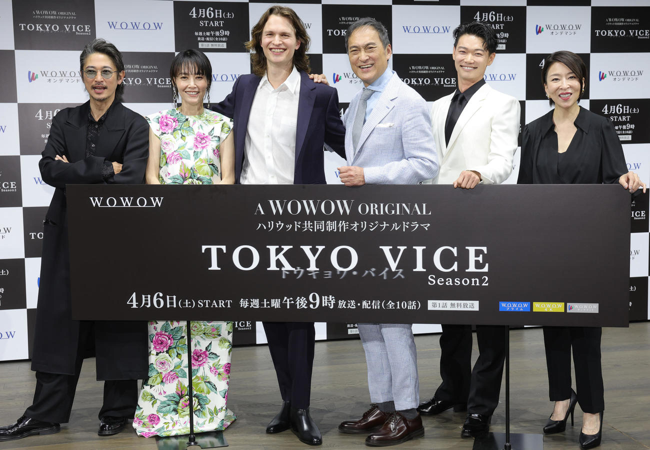 WOWOWのドラマ「TOKYO VICE」Season2の舞台あいさつに登場した、左から窪塚洋介、菊地凛子、アンセル・エルゴート、渡辺謙、笠松将、真矢ミキ（撮影・野上伸悟）