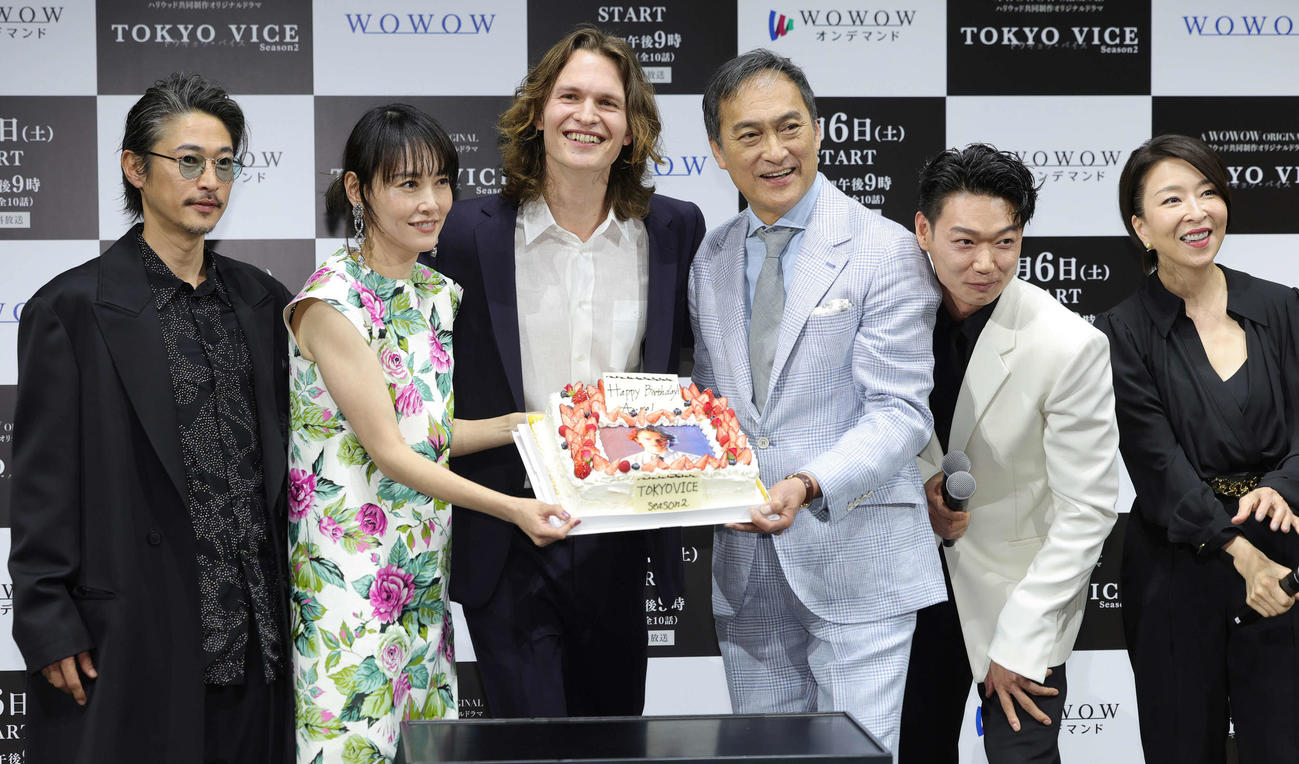 WOWOWのドラマ「TOKYO VICE」Season2の舞台あいさつに登場した、左から窪塚洋介、菊地凛子、アンセル・エルゴート、渡辺謙、笠松将、真矢ミキ。14日に誕生日を迎えたアンセル・エルゴートにはケーキが贈られた（撮影・野上伸悟）