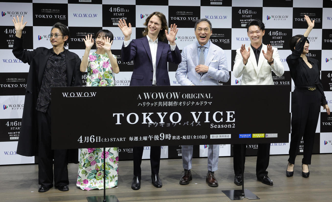 WOWOWのドラマ「TOKYO VICE」Season2の舞台あいさつに登場した、左から窪塚洋介、菊地凛子、アンセル・エルゴート、渡辺謙、笠松将、真矢ミキ（撮影・野上伸悟）