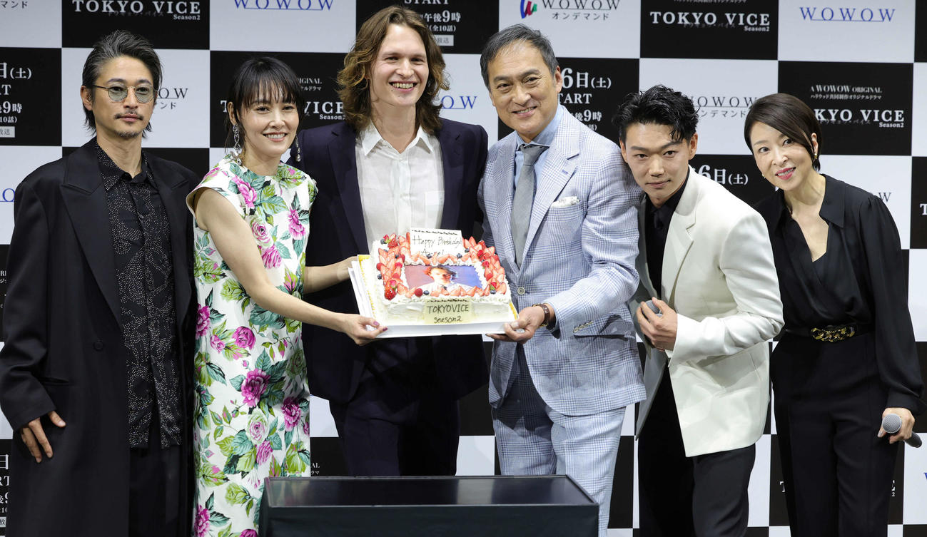 WOWOWのドラマ「TOKYO VICE」Season2の舞台あいさつに登場した、左から窪塚洋介、菊地凛子、アンセル・エルゴート、渡辺謙、笠松将、真矢ミキ。14日に誕生日を迎えたアンセル・エルゴートにはケーキが贈られた（撮影・野上伸悟）