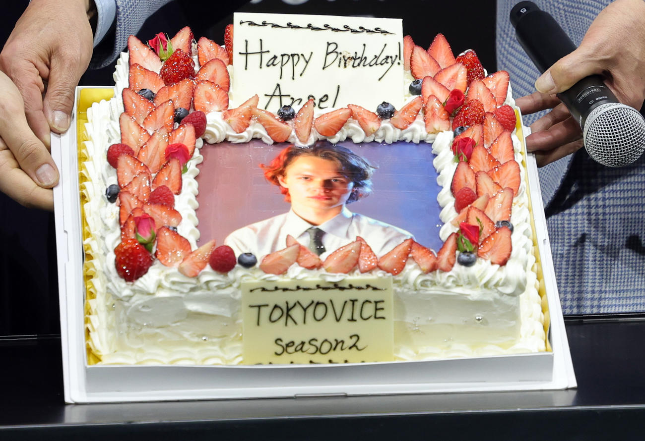 WOWOWのドラマ「TOKYO VICE」Season2の舞台あいさつで、3月14日誕生日のアンセル・エルゴートに贈られたバースデーケーキ（撮影・野上伸悟）