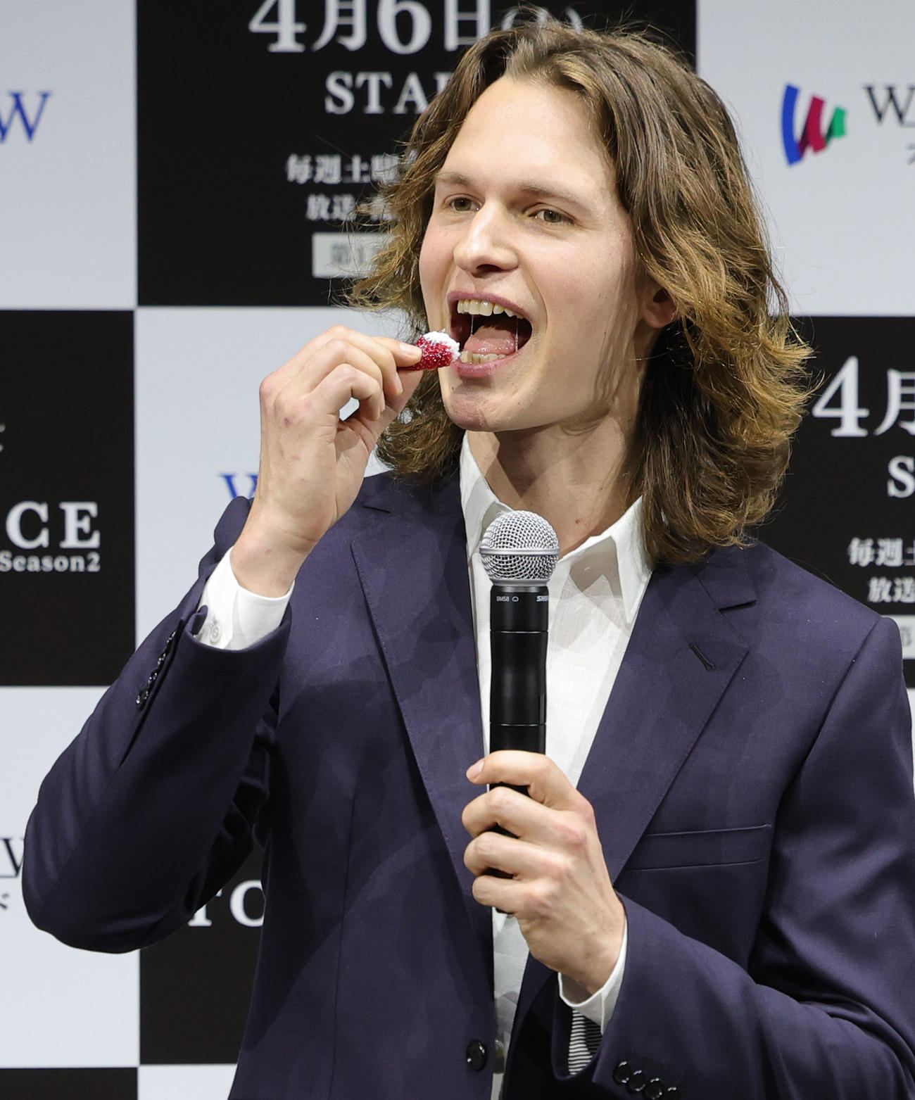 WOWOWのドラマ「TOKYO VICE」Season2の舞台あいさつで、贈られたバースデーケーキのいちごを食べるアンセル・エルゴート（撮影・野上伸悟）