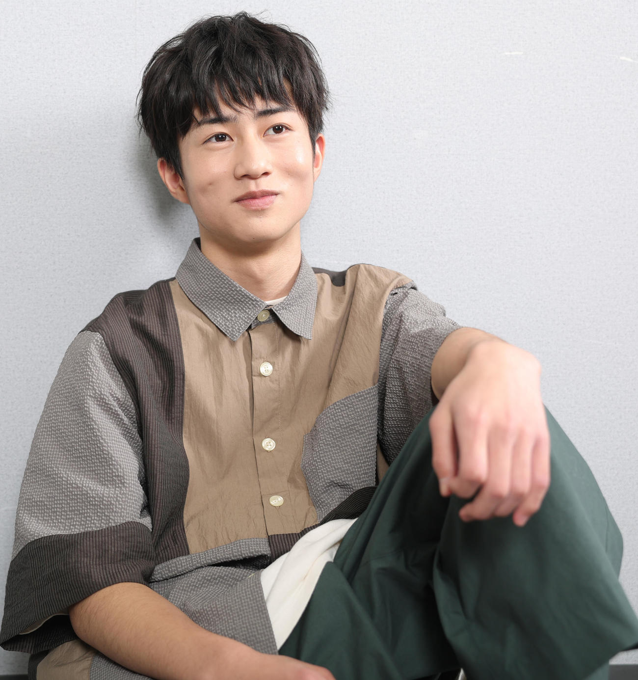 映画館で観た「ある男」での坂元愛登さんの演技に感心していた私は、将来のスター候補と確信しながらシャッターを押しました。ちょっぴり恥じらいも混じった心洗われるような笑顔でした（撮影・野上伸悟）