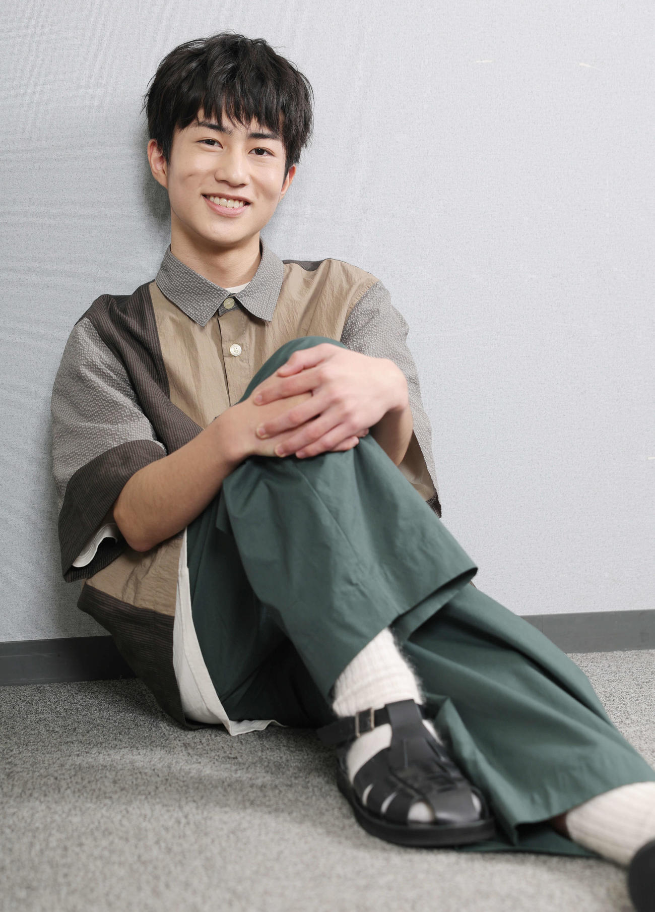 映画館で観た「ある男」での坂元愛登さんの演技に感心していた私は、将来のスター候補と確信しながらシャッターを押しました。ちょっぴり恥じらいも混じった心洗われるような笑顔でした（撮影・野上伸悟）