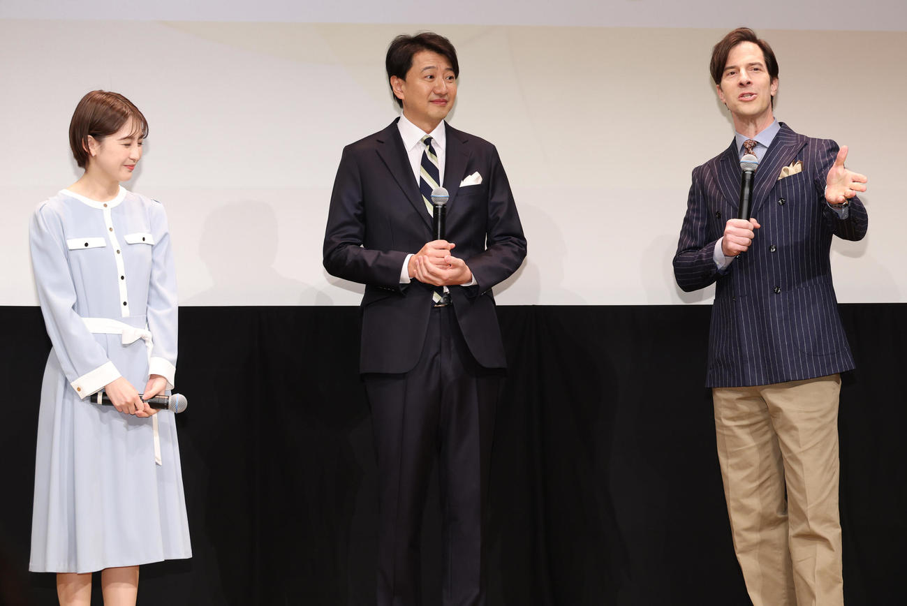 「Live News　イット！」記者発表を行う、左から宮司愛海アナウンサー、青井実キャスター、パトリック・ハーラン（撮影・中島郁夫）