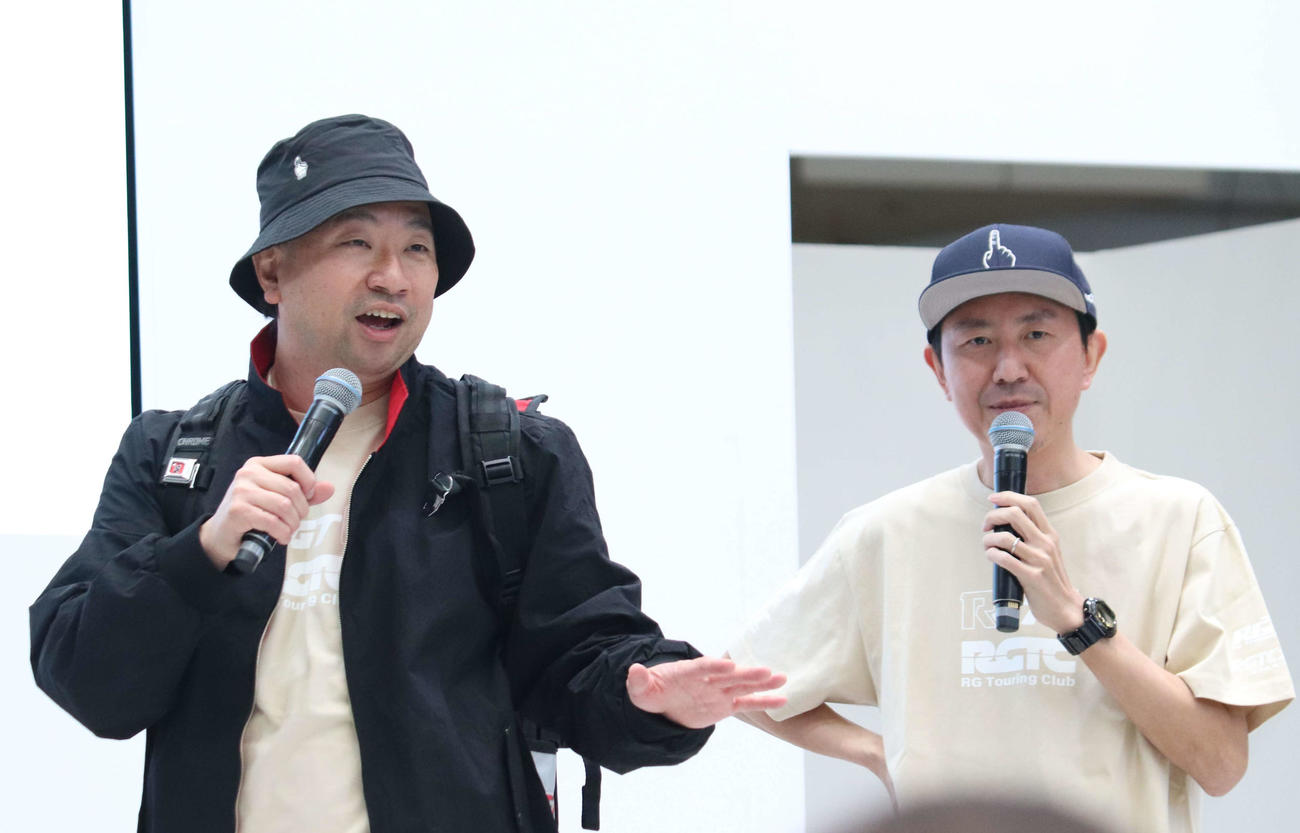「第51回東京モーターサイクルショー」スペシャルステージに登壇したレイザーラモンRG（左）とチュートリアル福田充徳（撮影・加藤理沙）