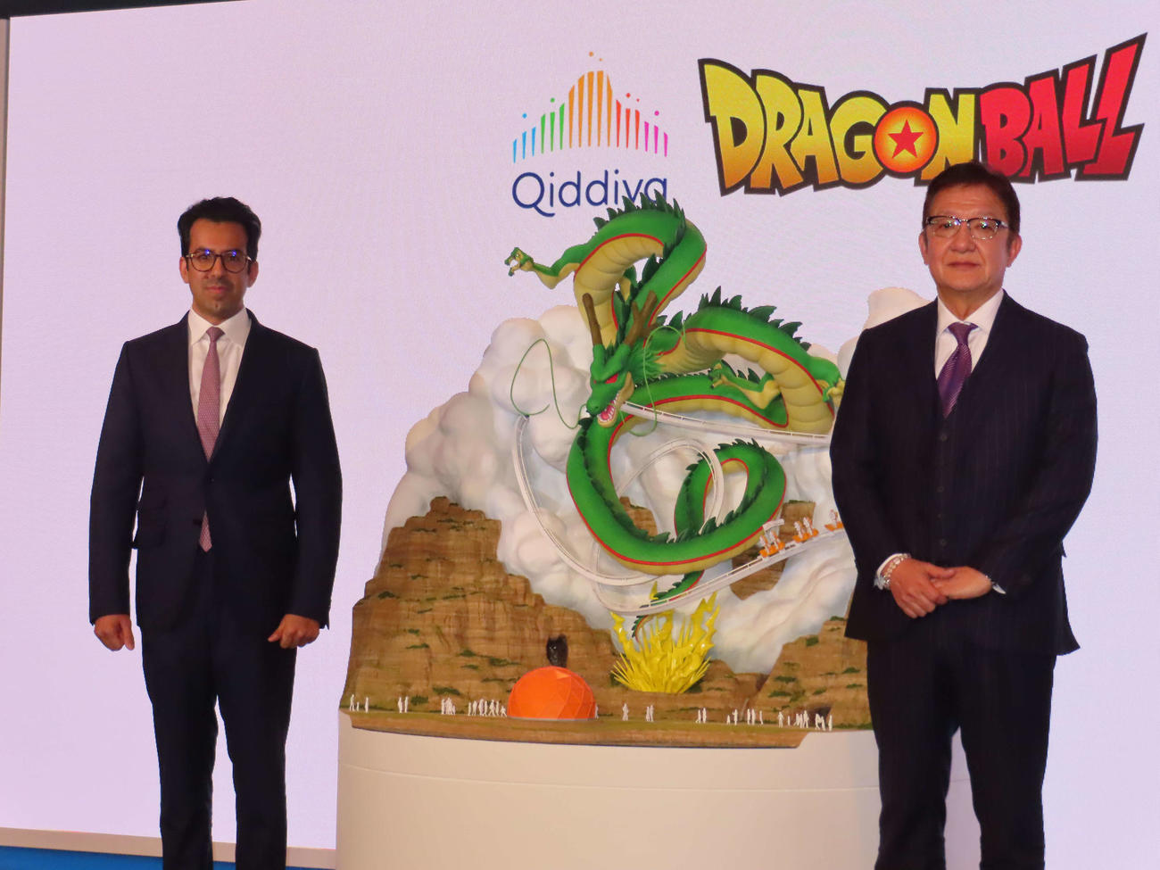 調印式に出席したQiddiyaマネジメントディレクターのアブドッラー・アルダウード氏（左）、東映アニメーション高木勝裕社長