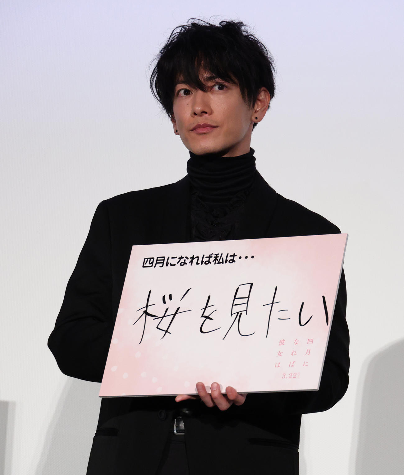 「桜を見たい」とボードに記す佐藤健（撮影・中島郁夫）