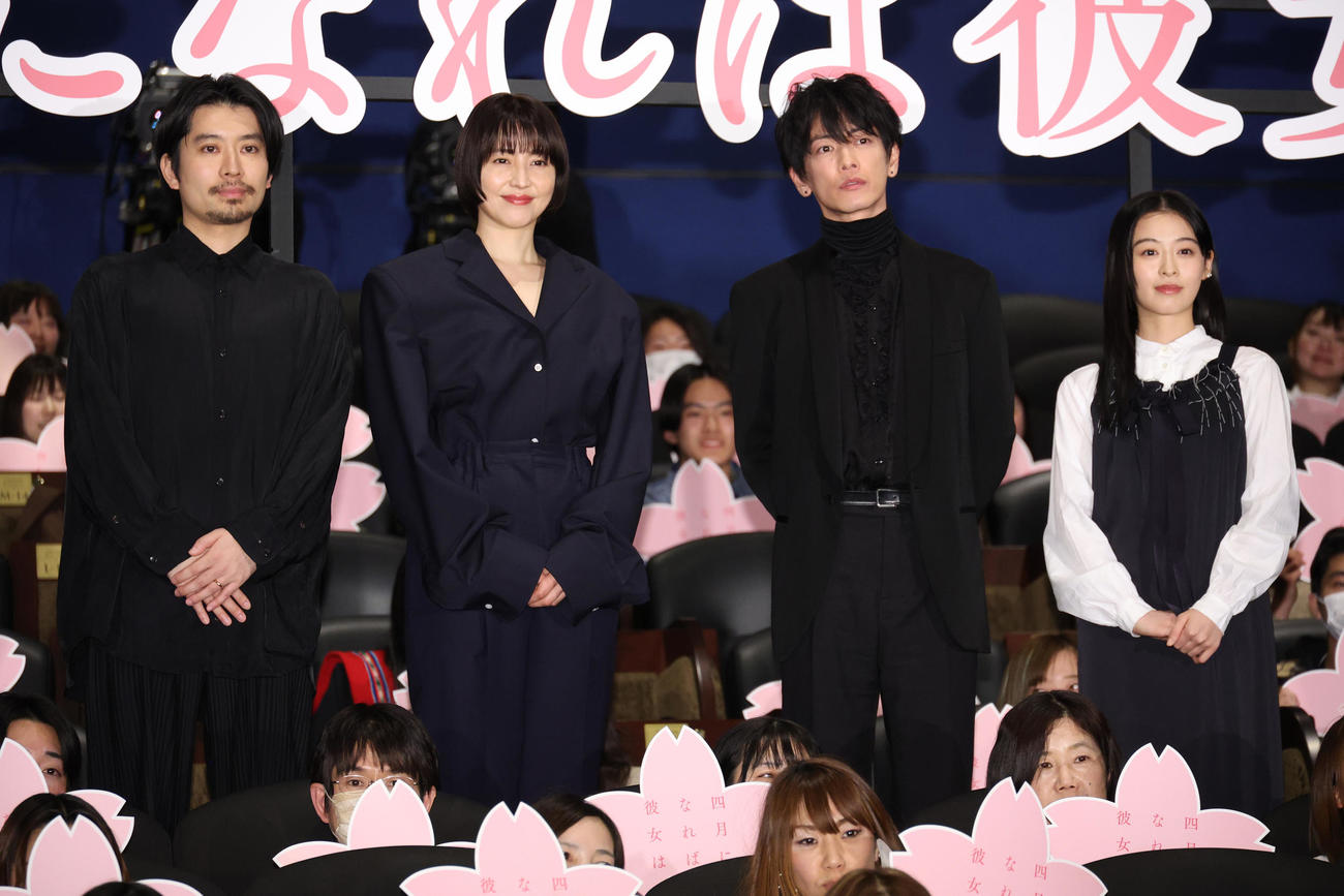 映画「四月になれば彼女は」初日舞台あいさつを行った、左から山田智和監督、長澤まさみ、佐藤健、森七菜（撮影・中島郁夫）