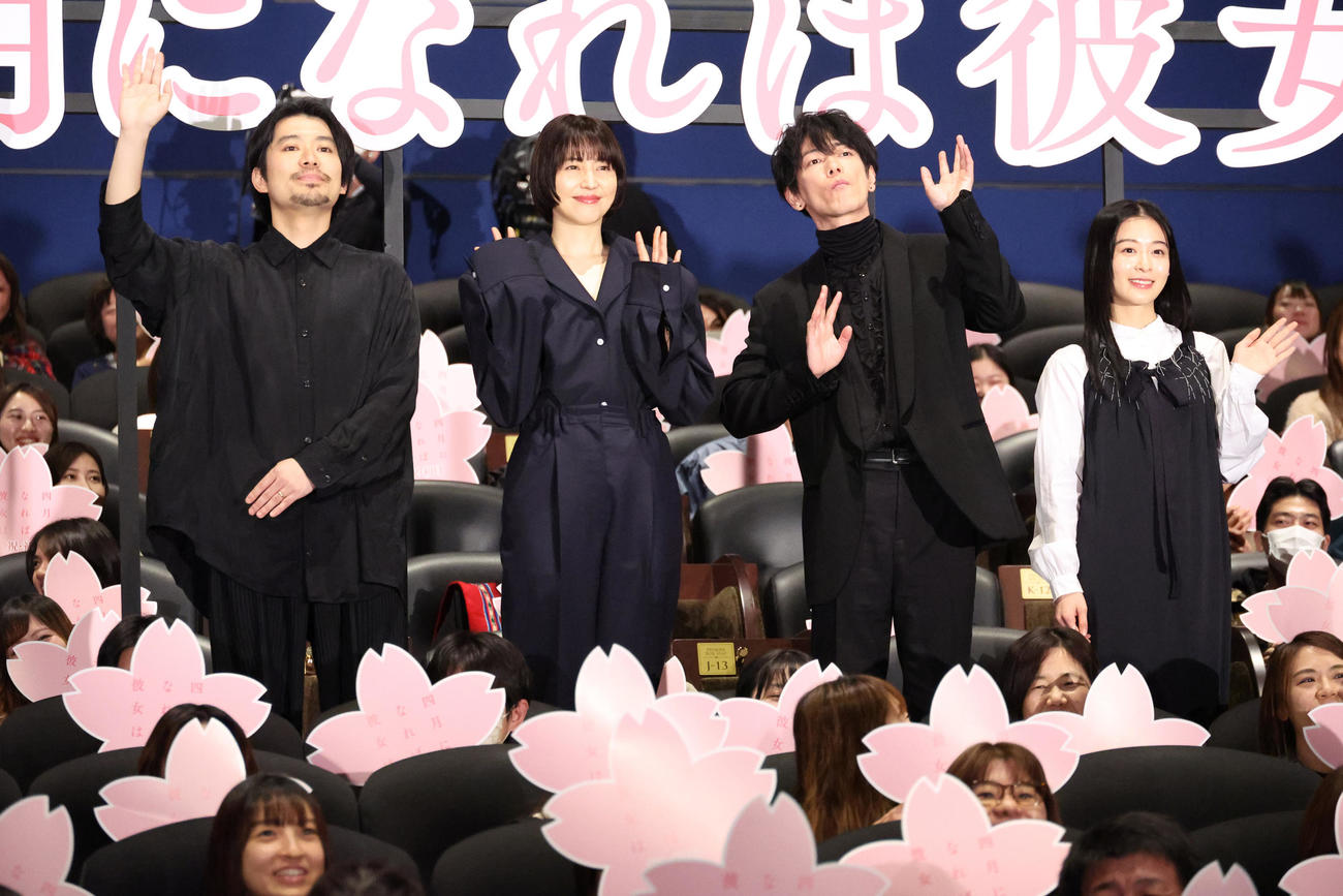 映画「四月になれば彼女は」初日舞台あいさつを行った、左から山田智和監督、長澤まさみ、佐藤健、森七菜（撮影・中島郁夫）