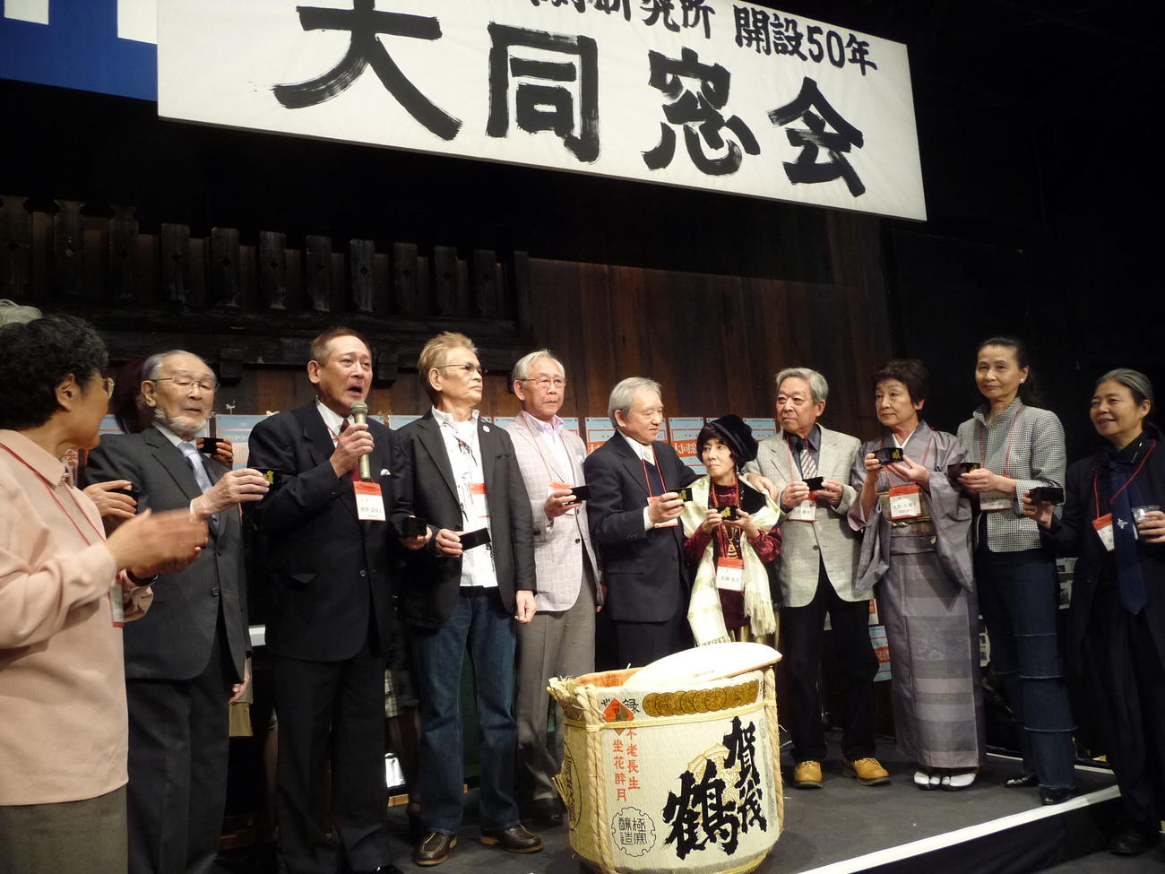 2010年3月　にぎやかに開催された文学座の同窓会。左から戌井市郎さん、菅野菜保之、寺田農さん。右端は樹木希林さん