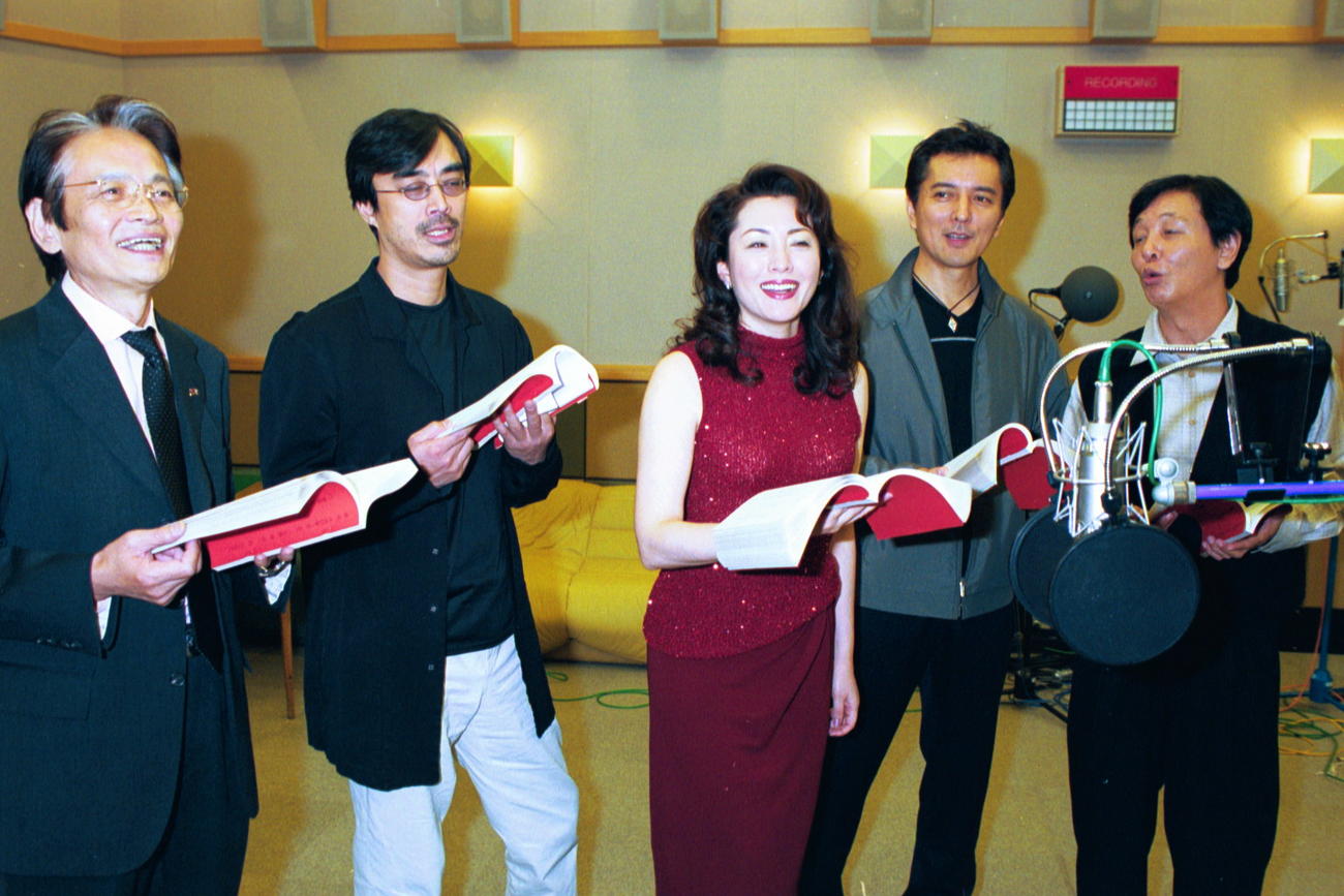 2001年10月　左から寺田農さん、益岡徹、松坂慶子、榎木孝明、近藤正臣