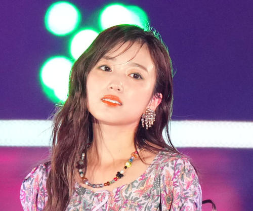 矢吹奈子、クロちゃんとツーショ!?エレガントな黒ドレス姿　日本一の女子大生・山田瑠々が返信
