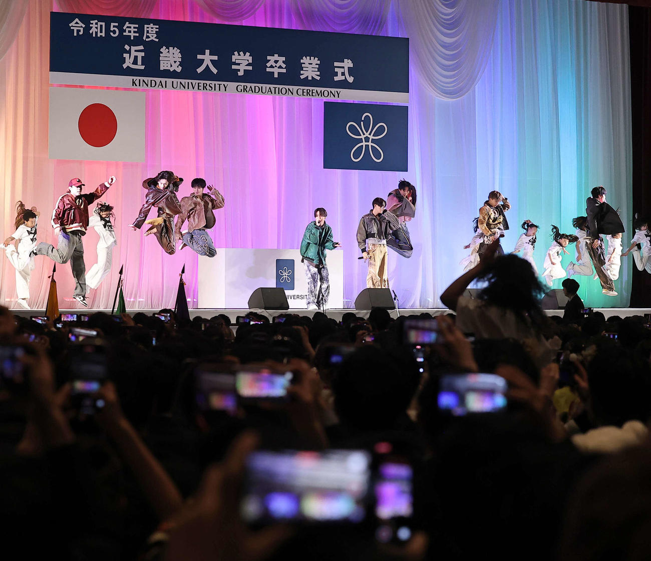近畿大学卒業式でパフォーマンスするFANTASTICS（撮影・上田博志）