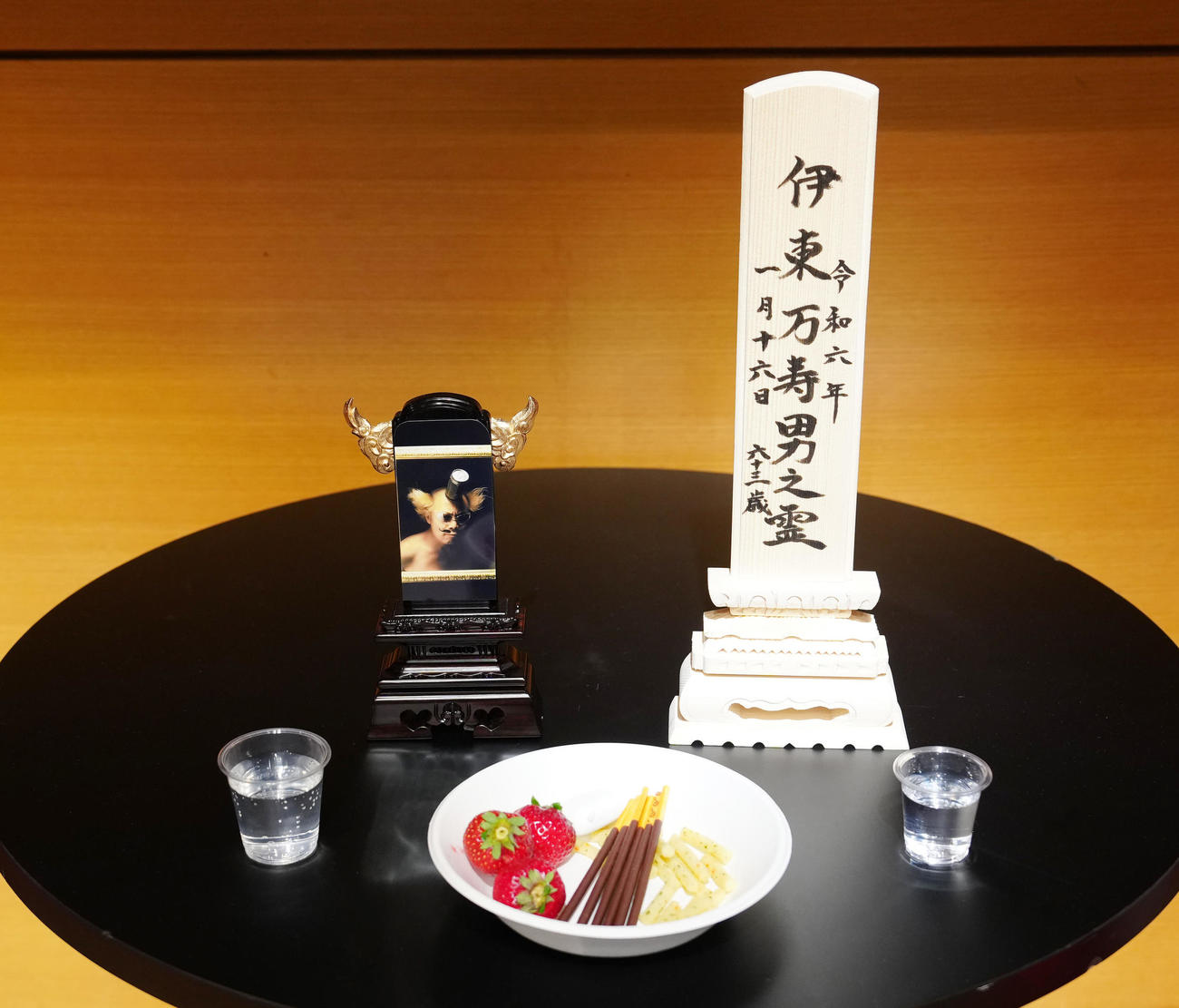 南部虎弾さんとエスパー伊東さんの合同お別れ会の祭壇に置かれる位牌（いはい）（撮影・江口和貴）
