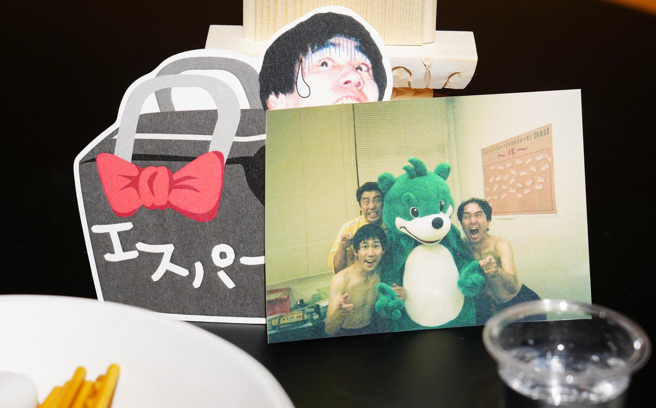 祭壇に置かれた江頭2：50（右）と写った写真エスパー伊東さんの写真（撮影・江口和貴）