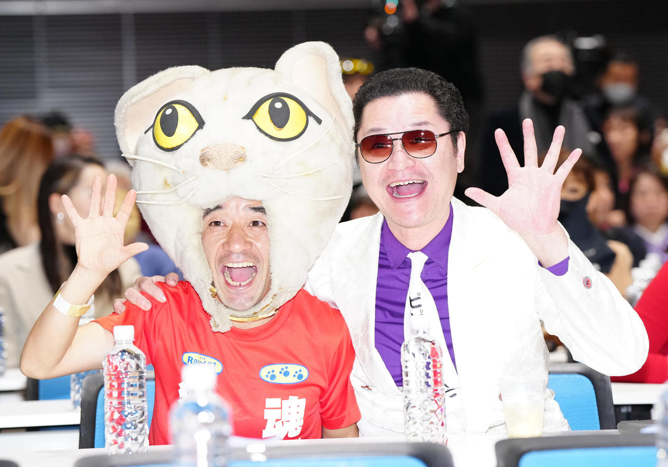 南部虎弾さんとエスパー伊東さんの合同お別れ会に出席する猫ひろし（左）と鼠先輩（撮影・江口和貴）