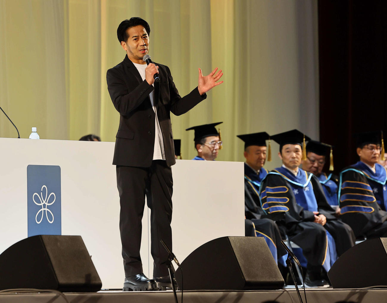 近畿大学卒業式で卒業生にスピーチをするEXILE・HIRO（撮影・上田博志）