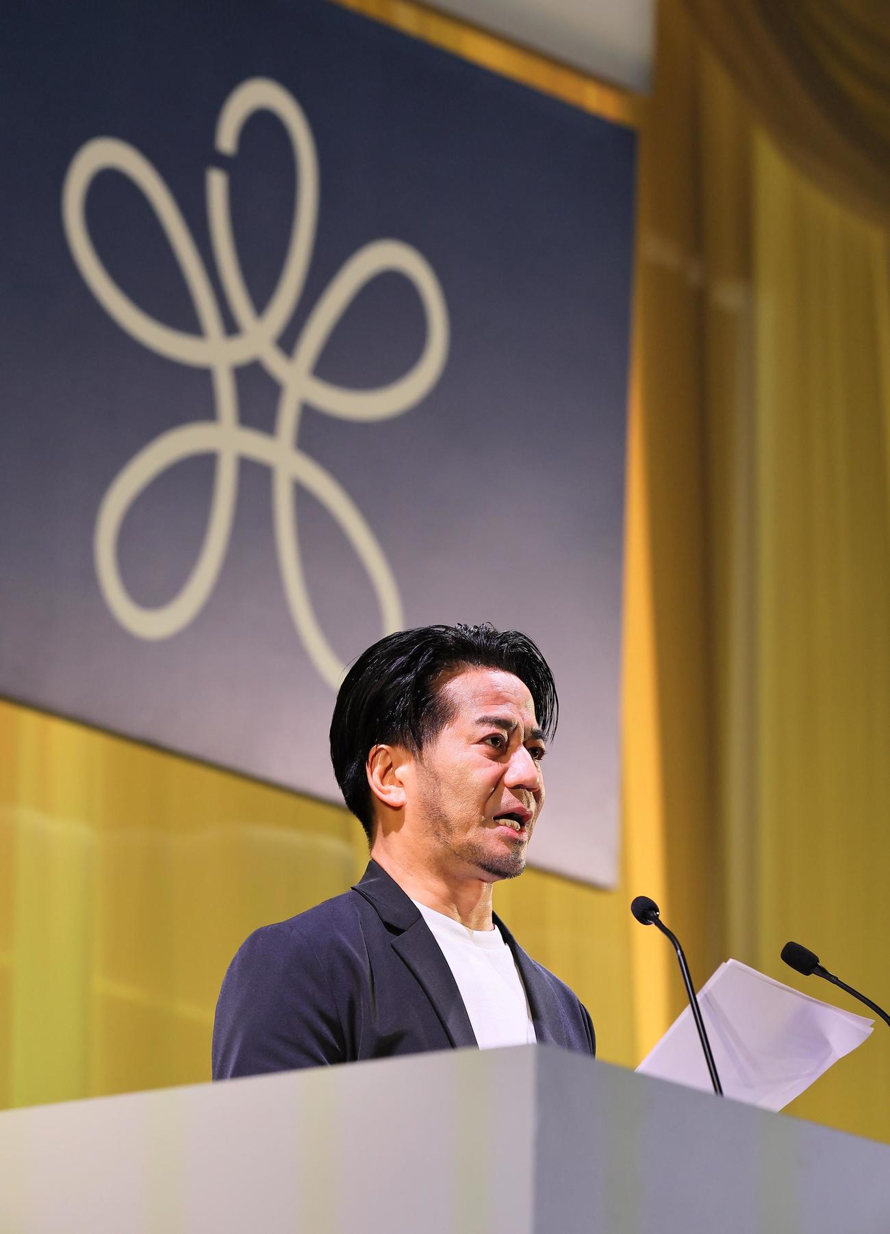 近畿大学卒業式で卒業生に向けて手紙を読むEXILE・HIRO（撮影・上田博志）