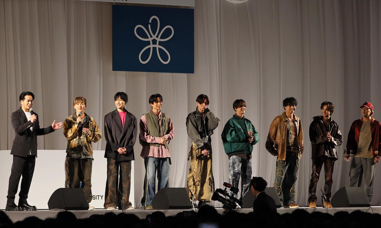 近畿大学卒業式で卒業生にスピーチをするEXILE・HIRO（左）とFANTASTICSのメンバー（撮影・上田博志）