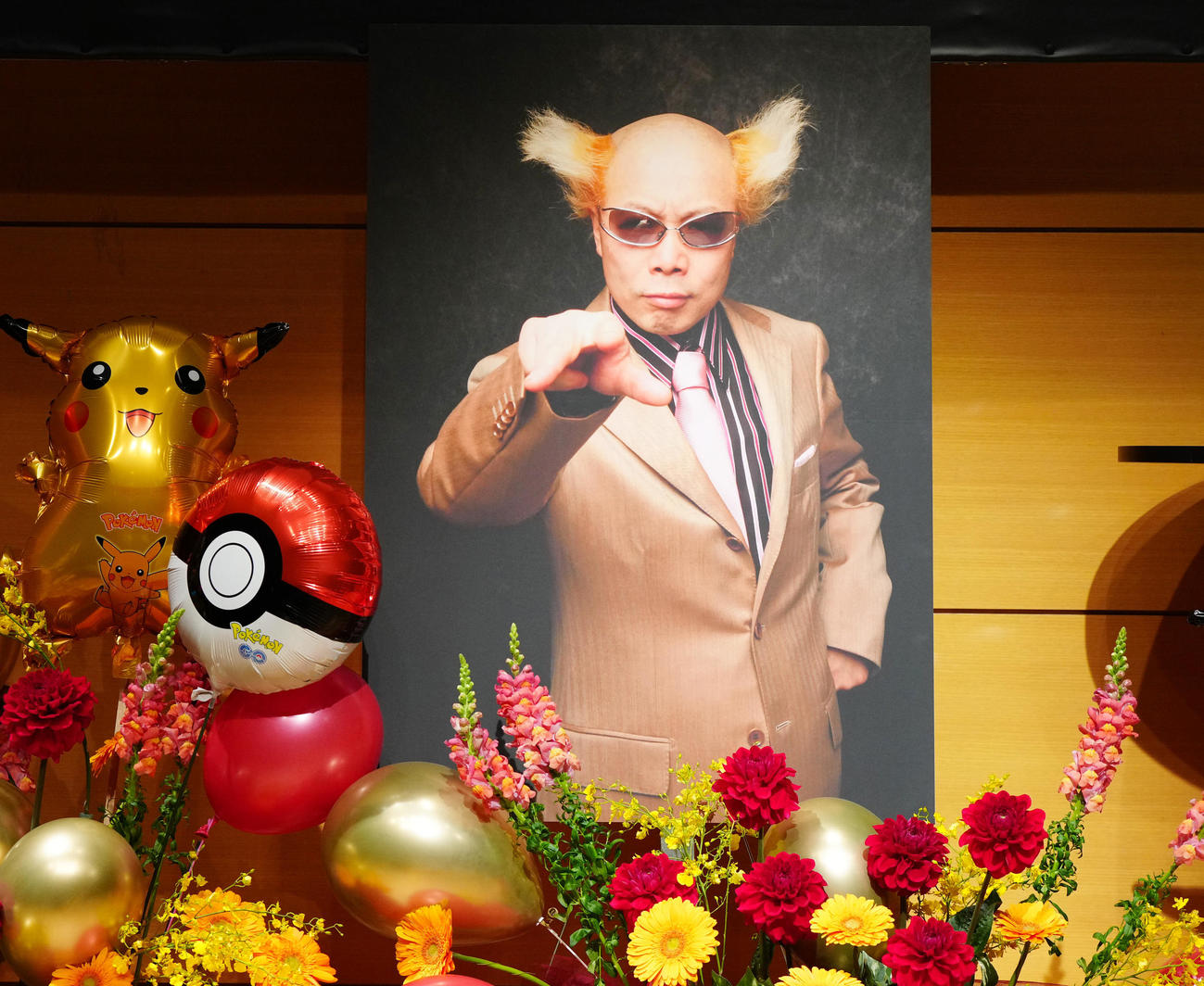 祭壇に飾られる南部虎弾さんの遺影（撮影・江口和貴）