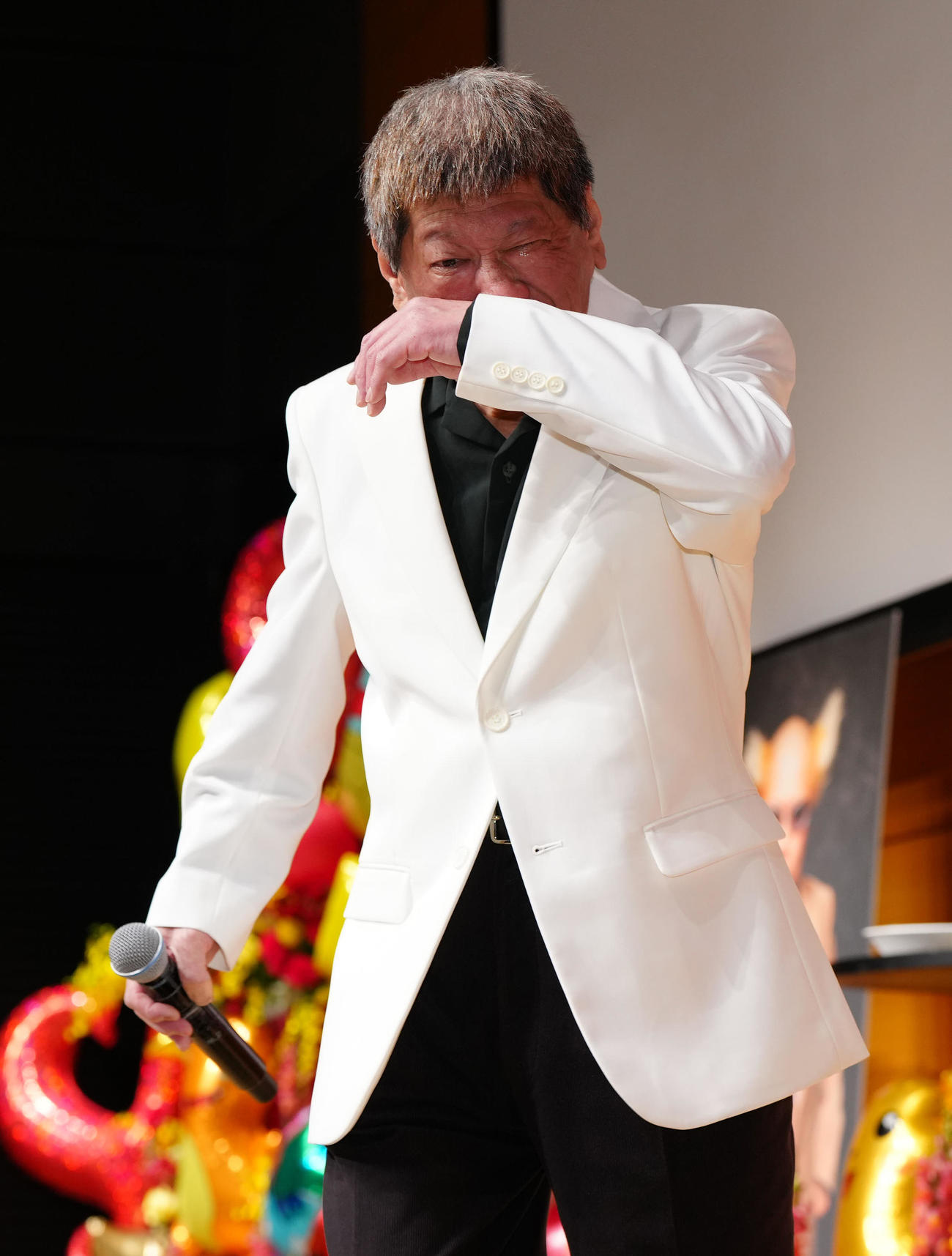 南部虎弾さんとエスパー伊東さんの合同お別れ会の壇上で言葉を述べたビトタケシ（撮影・江口和貴）